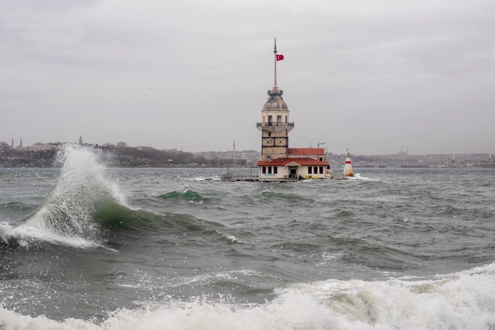 Türkiye Genelinde Hafta Sonu Yağışlı Hava Etkili Olacak: Kuvvetli Sağanak ve Rüzgar Uyarısı