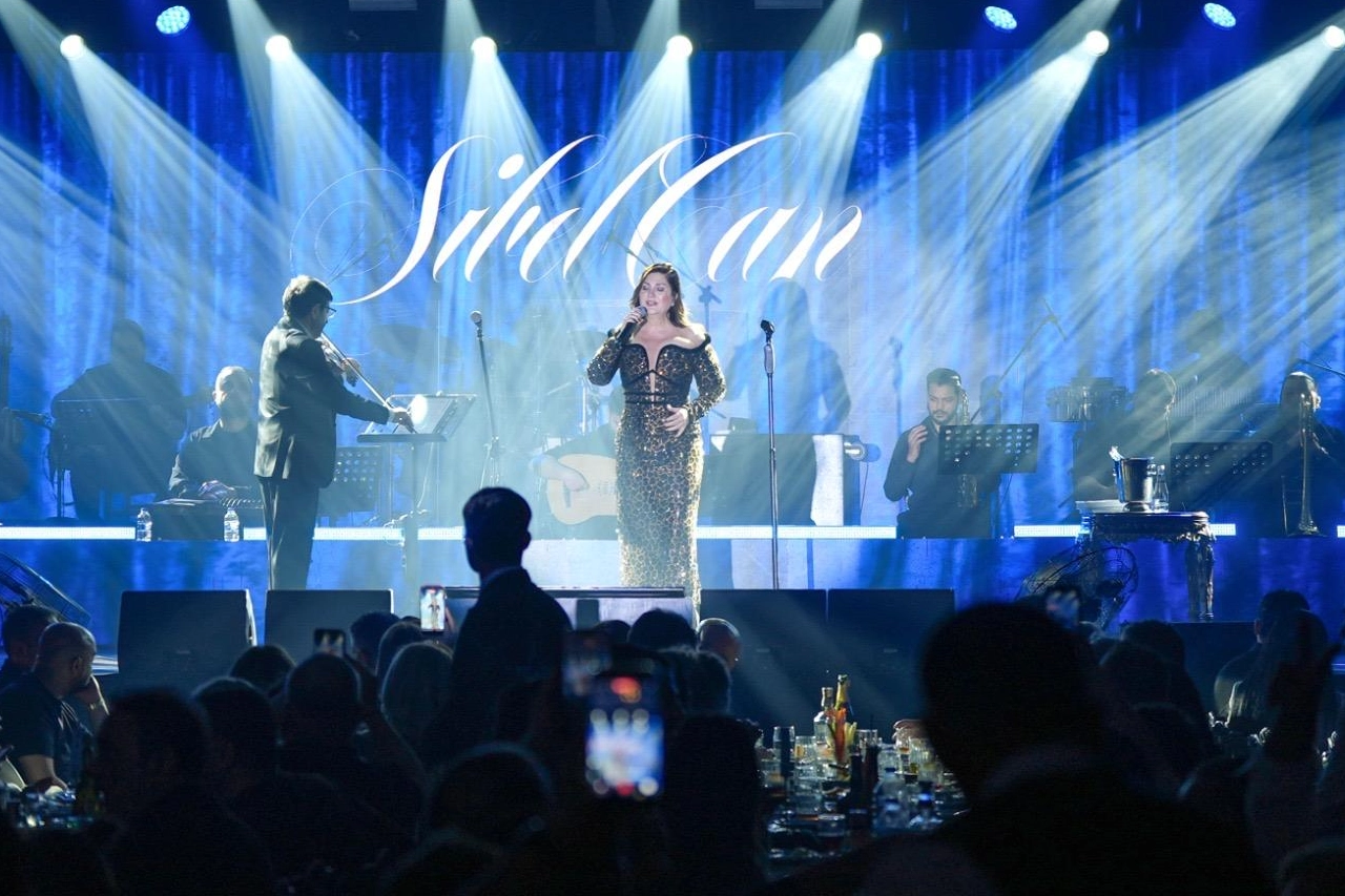 Sibel Can’dan Unutulmaz Gece: Sahne Performansıyla Büyüledi