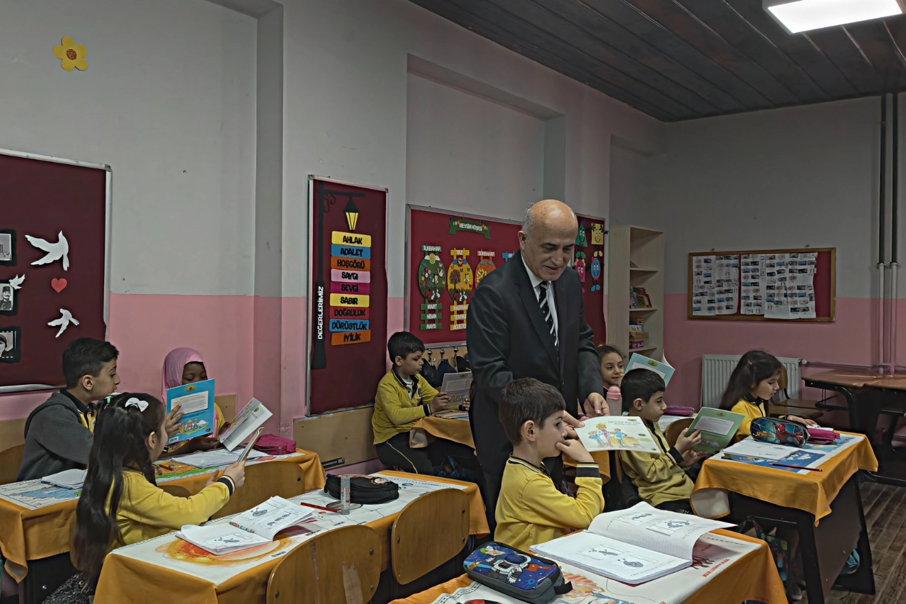 Gemlik Kaymakamı Canbaba’dan Okul Ziyareti: Öğrencilere Kitap Hediyesi