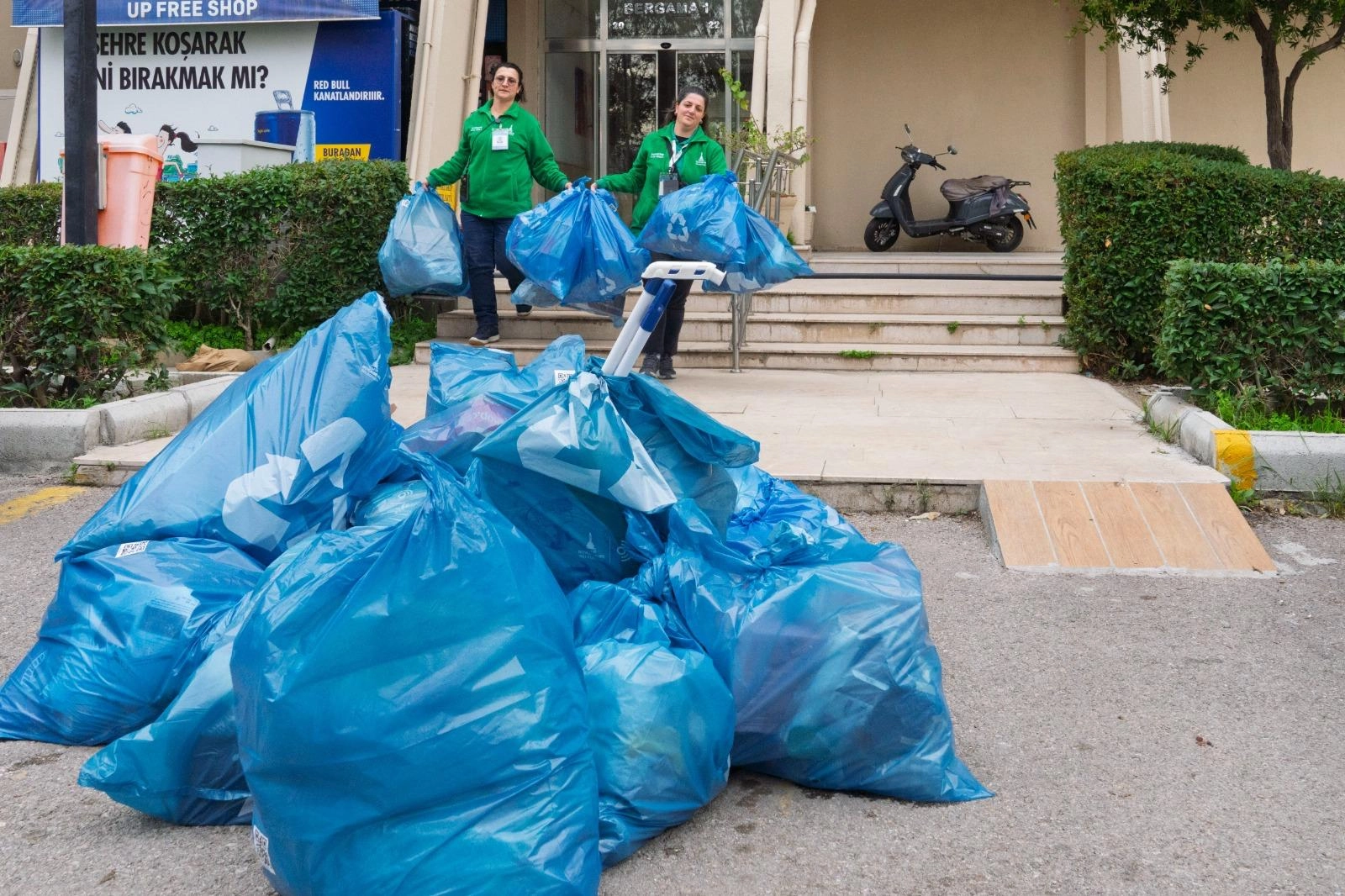 İzmir’de Sürdürülebilir Kent Hamlesi: Atık Yönetimi ve İklim Projeleri Hız Kazandı
