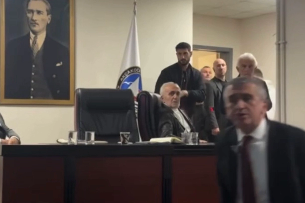 Akçakoca Belediye Meclisi’nde Gerginlik: Tartışma Büyüdü, Toplantı Ertelendi