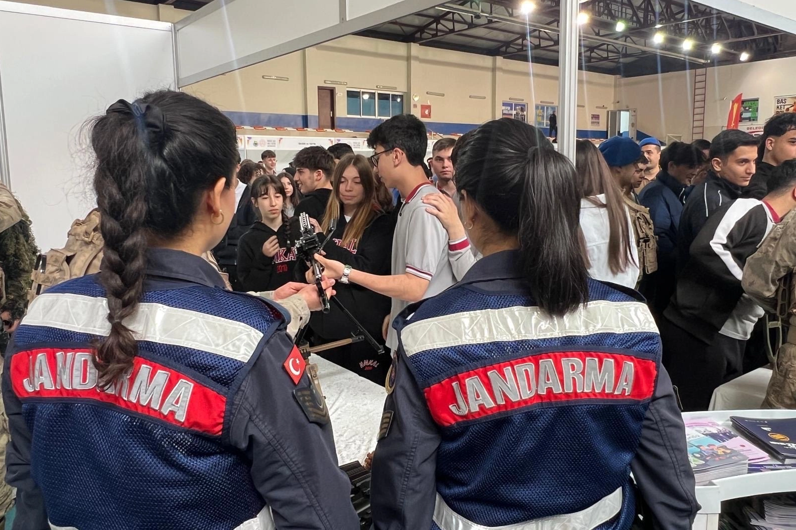Bursa’da Jandarma Gençlerle Buluştu: Meslek Tanıtımı Yoğun İlgi Gördü