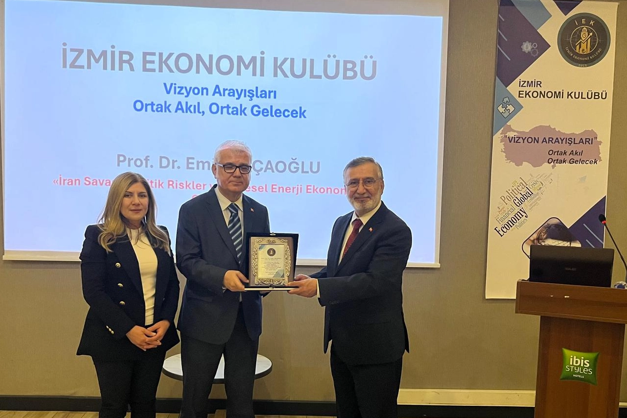 İzmir Ekonomi Kulübü’nde Küresel Gündem: Doların Geleceği ve Enerji Krizi Tartışıldı
