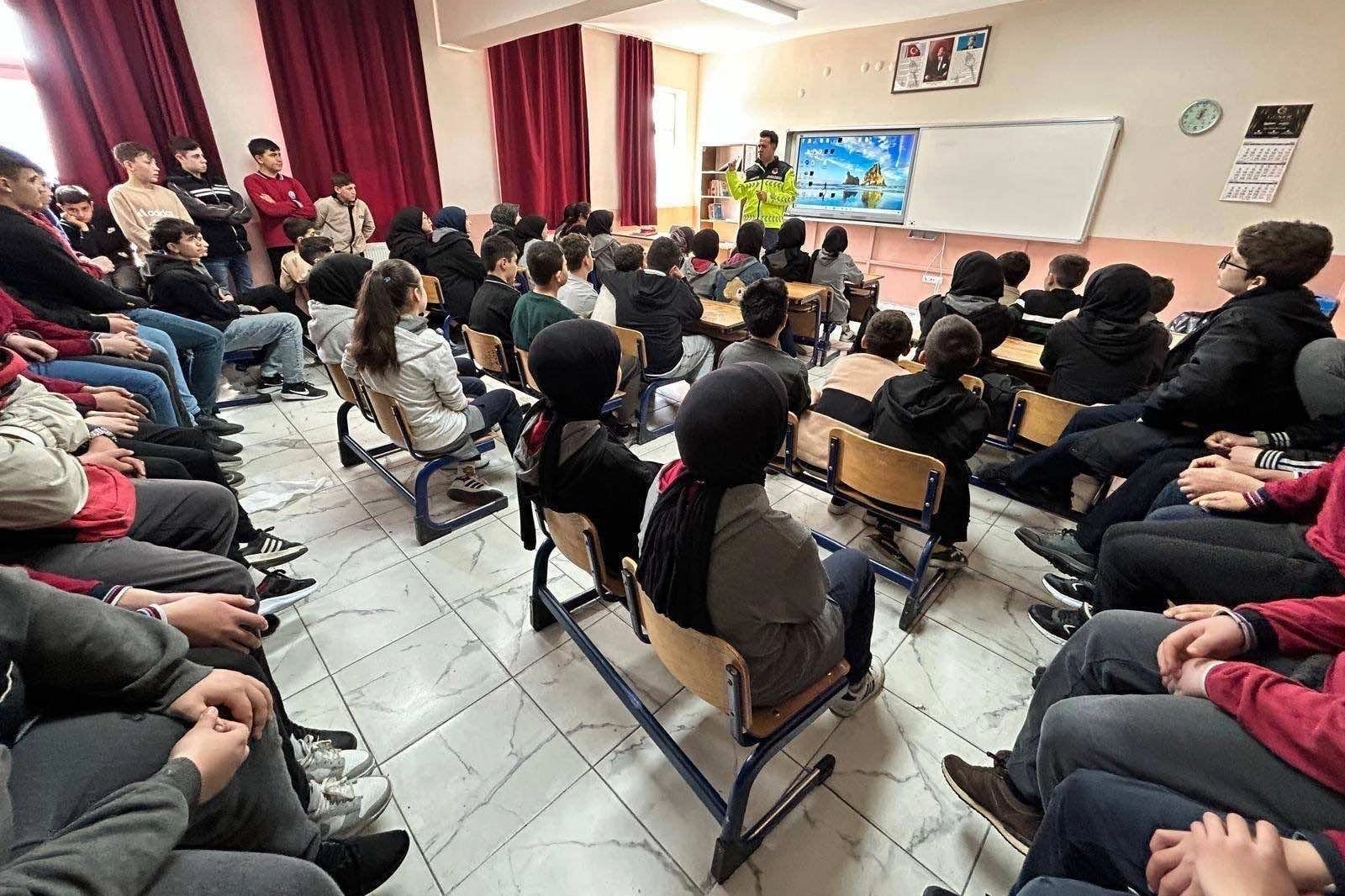 Afyonkarahisar’da Trafik Güvenliği İçin Jandarmadan Geniş Kapsamlı Eğitim Seferberliği