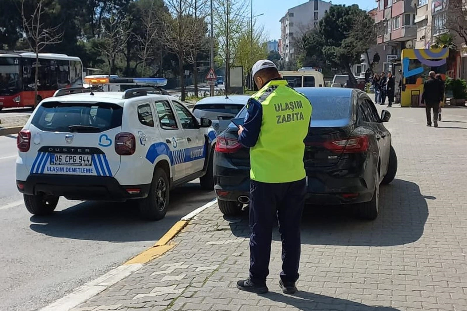 Balıkesir’de Usulsüz Parka Sıkı Denetim: Kaldırım ve Durak İşgallerine Geçit Yok