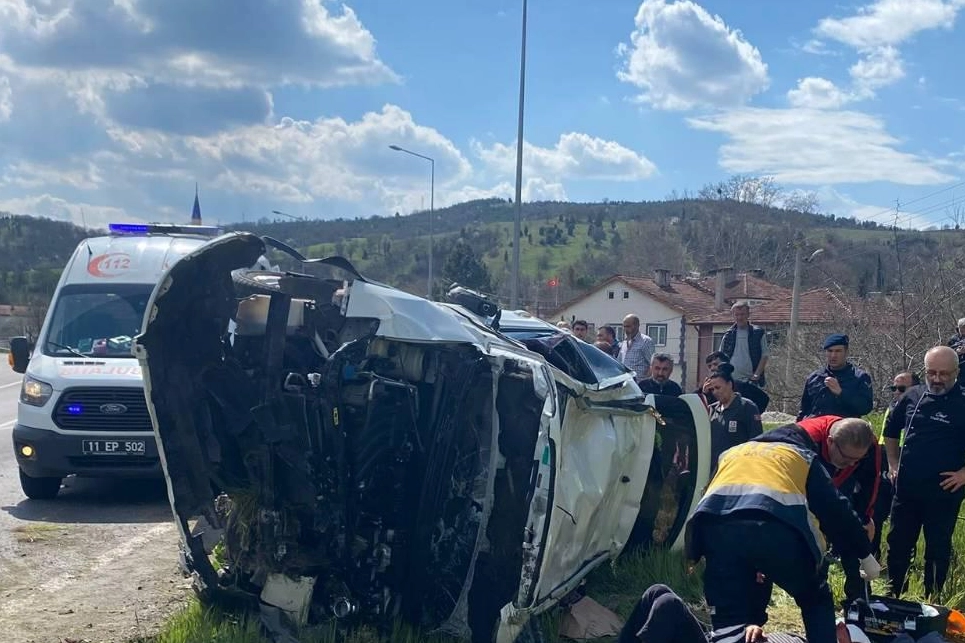 Bilecik’te Kontrolden Çıkan Otomobil Devrildi: 2 Yaralı