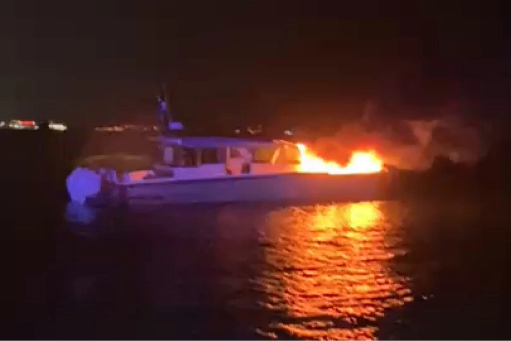 Kadıköy Açıklarında Tekne Yangını: 4 Kişi Sağ Kurtarıldı