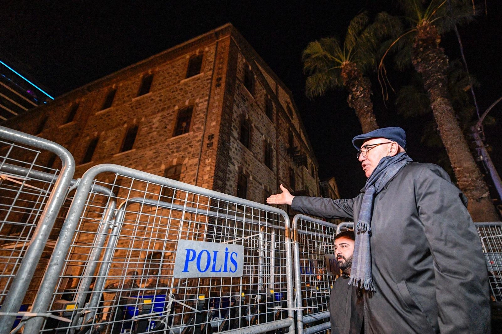 İzmir Meslek Fabrikası Önünde Nöbet Devam Ediyor: Mahmut Tanal Barikatları Kesti