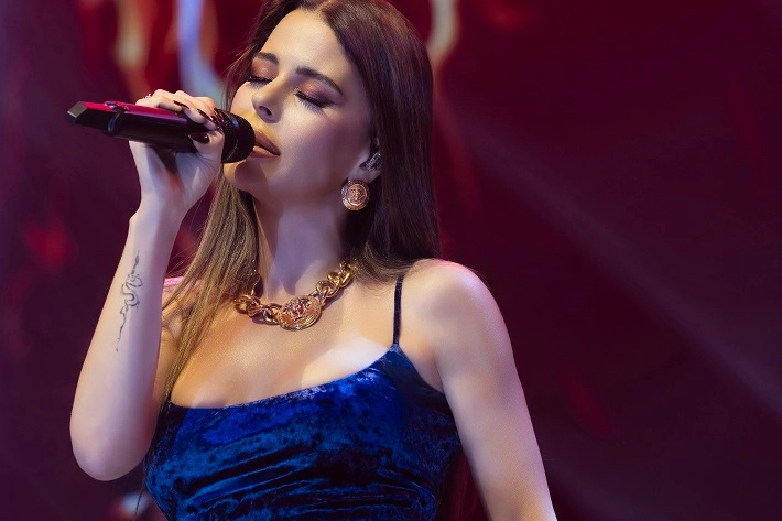 Simge Sağın İstanbul’da Sahneye Çıktı