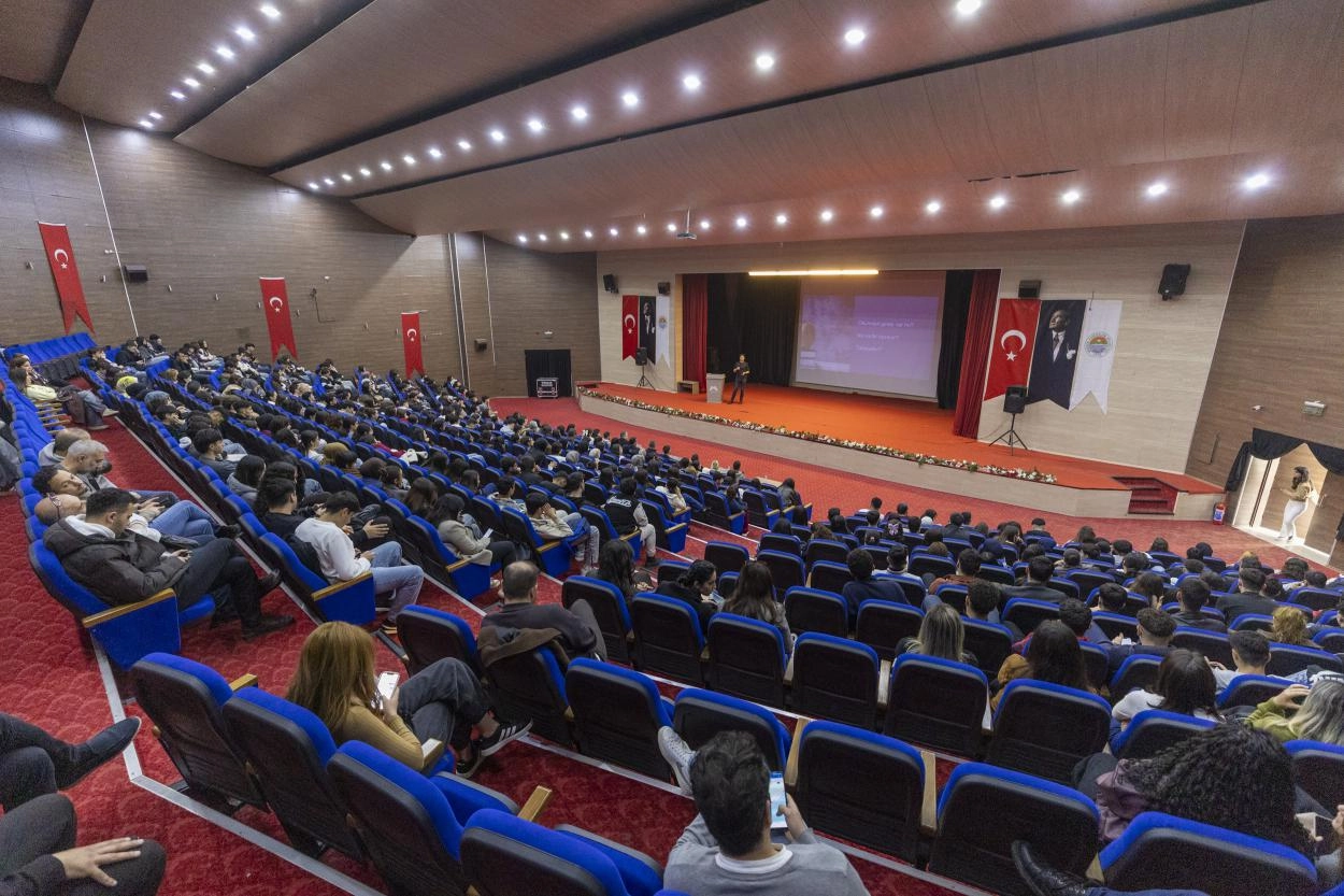 Mersin’de YKS Öğrencilerine Meslek Tanıtım Semineri