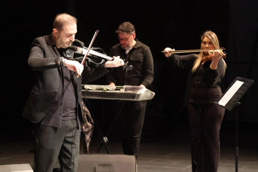 Çayırova’da Keman Konseri Büyüledi: Sanat Dolu Geceye Yoğun İlgi