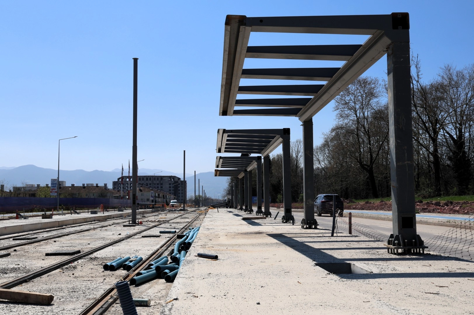 Kartepe Tramvay Hattı’nda Çalışmalar Hızlandı: Durak Montajına Başlandı