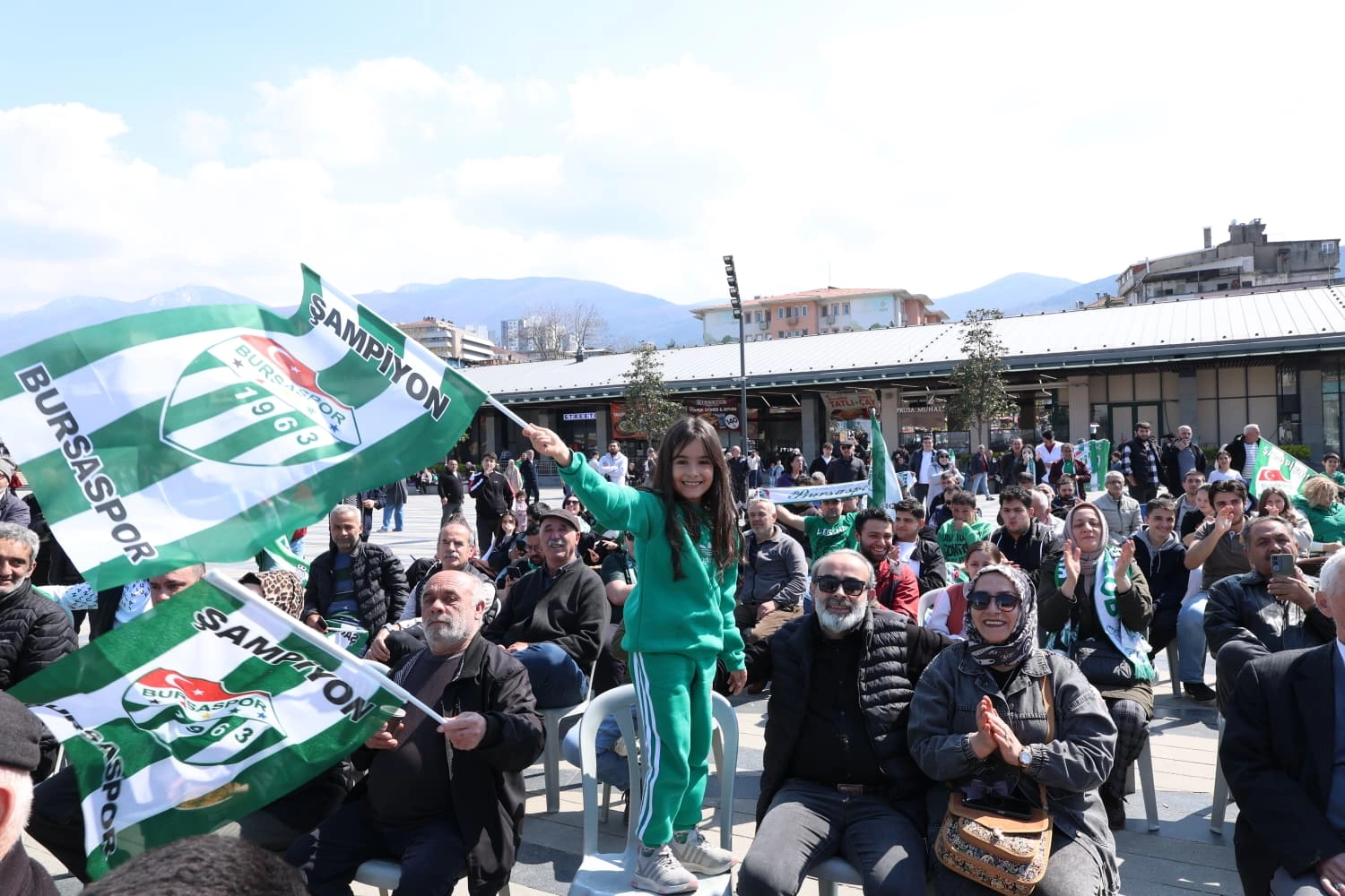 Osmangazi Meydanı’nda Bursaspor Coşkusu: Dev Ekranda Zafer Sevinci