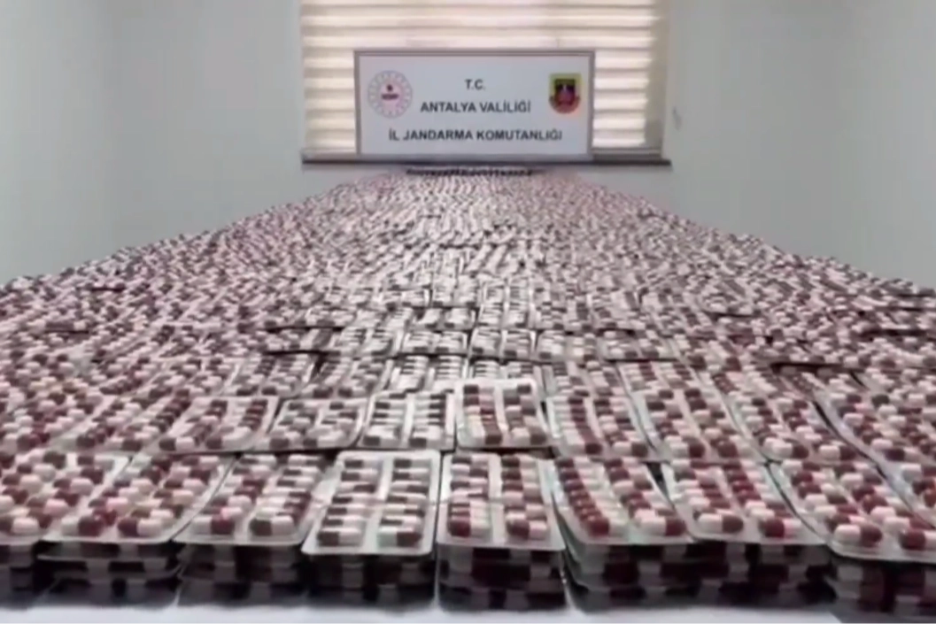 Antalya’da Jandarmadan Dev Operasyon: 425 Bin Uyuşturucu Hap Ele Geçirildi