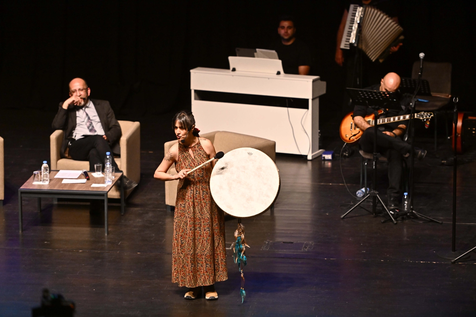 Muratpaşa’da Şiir ve Müzik Buluştu: Duygu Dolu Geceye Yoğun İlgi