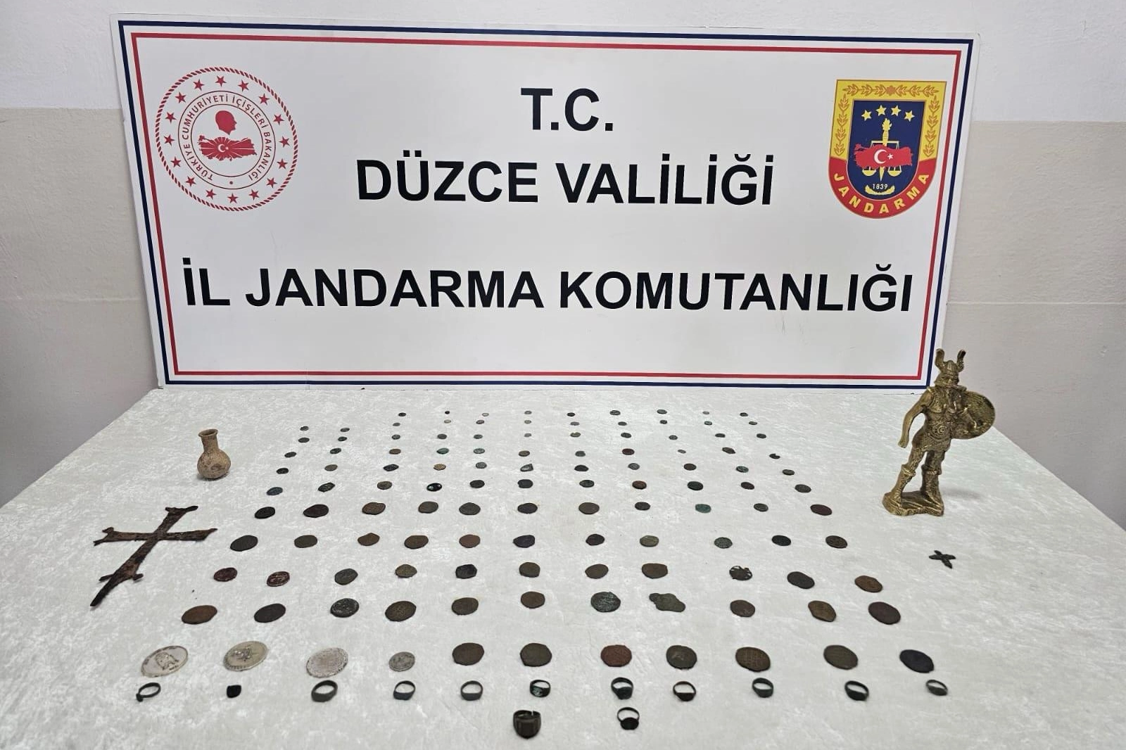 Düzce’de Tarihi Eser Operasyonu: 136 Parça Ele Geçirildi