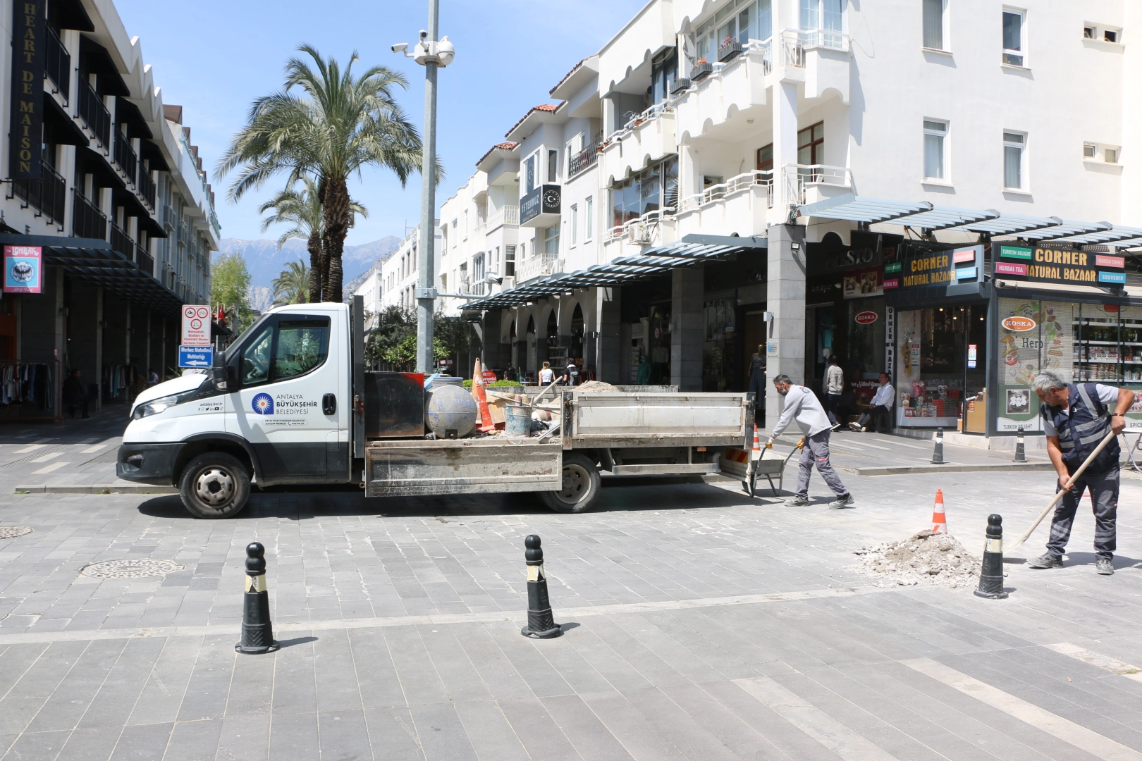 Antalya Kemer’de Liman Caddesi Yenilendi: Yaya Güvenliği Artırıldı