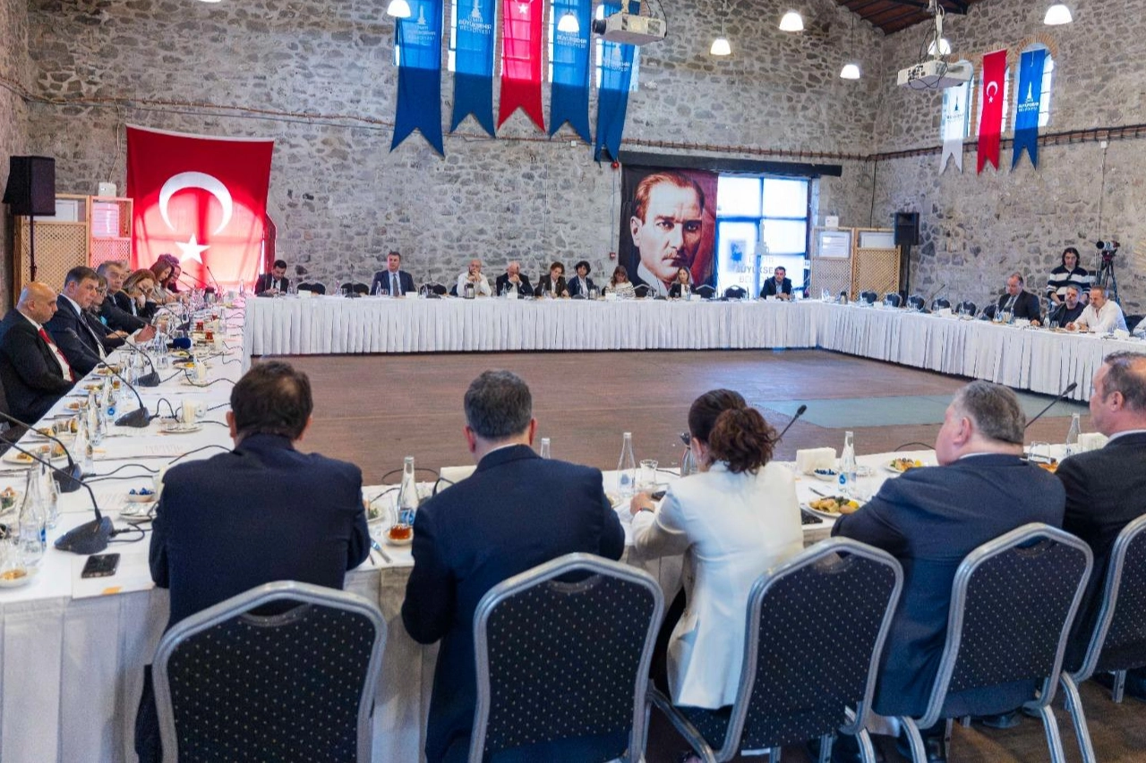 Başkan Tugay’dan Turizme Destek: Su İndirimi ve İZMAR Depo Müjdesi