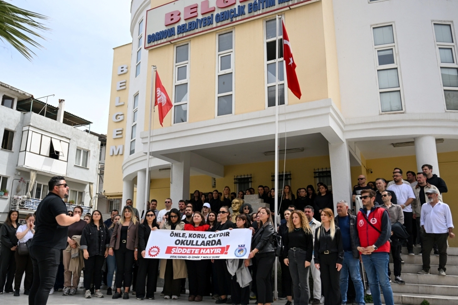 Bornova’da Eğitim Emekçileri İş Bıraktı: “Okullarda Şiddete Karşı Acil Önlem Şart”