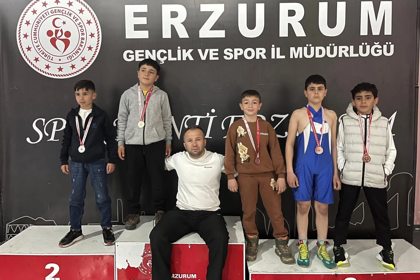 Pasinler’de “Güreş Fabrikası”: Yücel Aksakal Yeni Şampiyonlar Yetiştiriyor