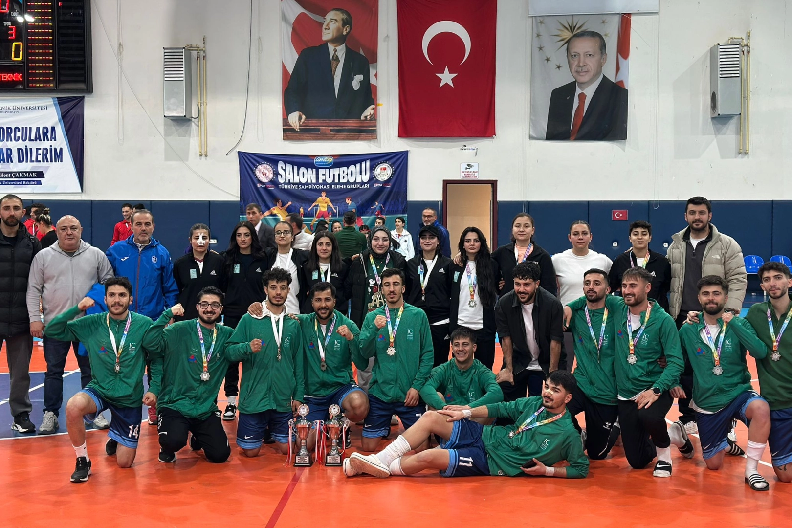 AİÇÜ Futsal Takımlarından ÜNİLİG Turnuvasında Çifte Başarı: Kadın ve Erkek Takımları Türkiye İkincisi Oldu