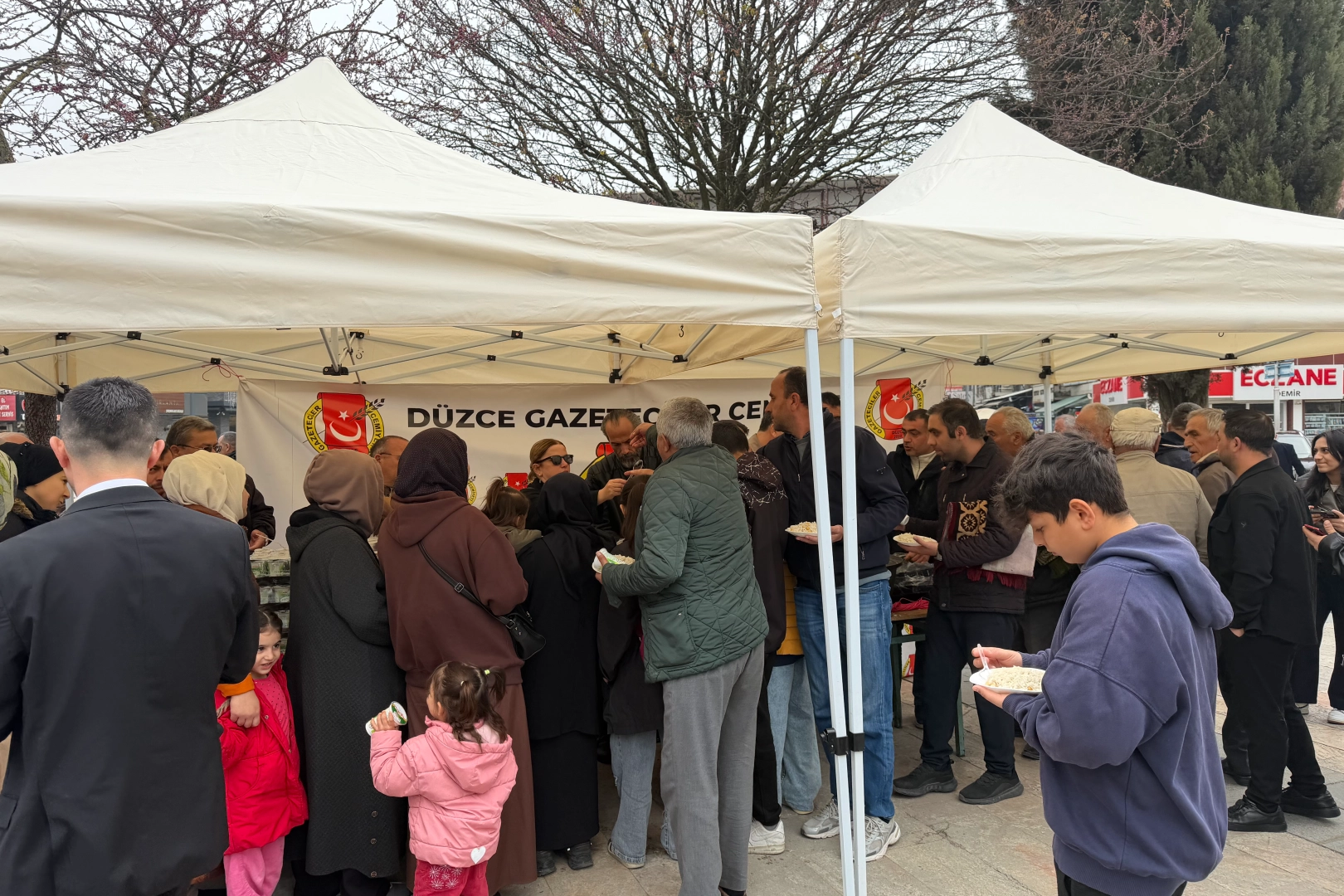 Düzce’de Dayanışma Örneği: Gazeteciler Cemiyeti’nden Vatandaşlara Yemek İkramı