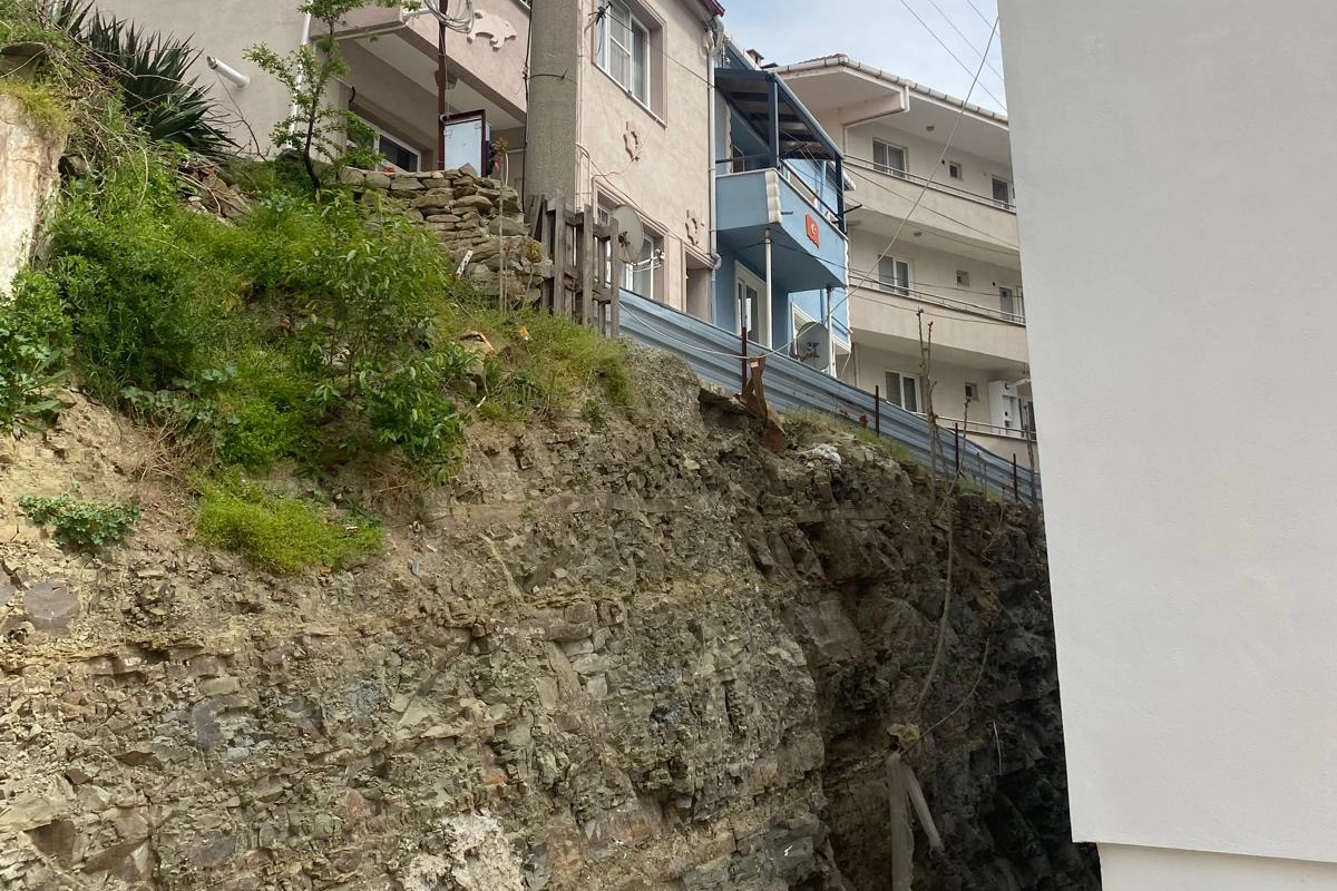 Keşan’da Tehlike Saçan İnşaat Alanı: Vatandaşlar Yolun Çökmesinden Endişeli