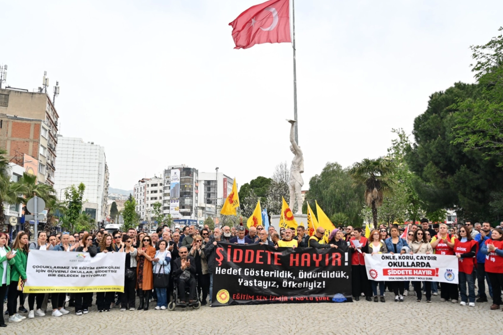Bornova’da Okul Saldırılarına Karşı Eylem: “Eğitimde Şiddete Acil Önlem” Çağrısı