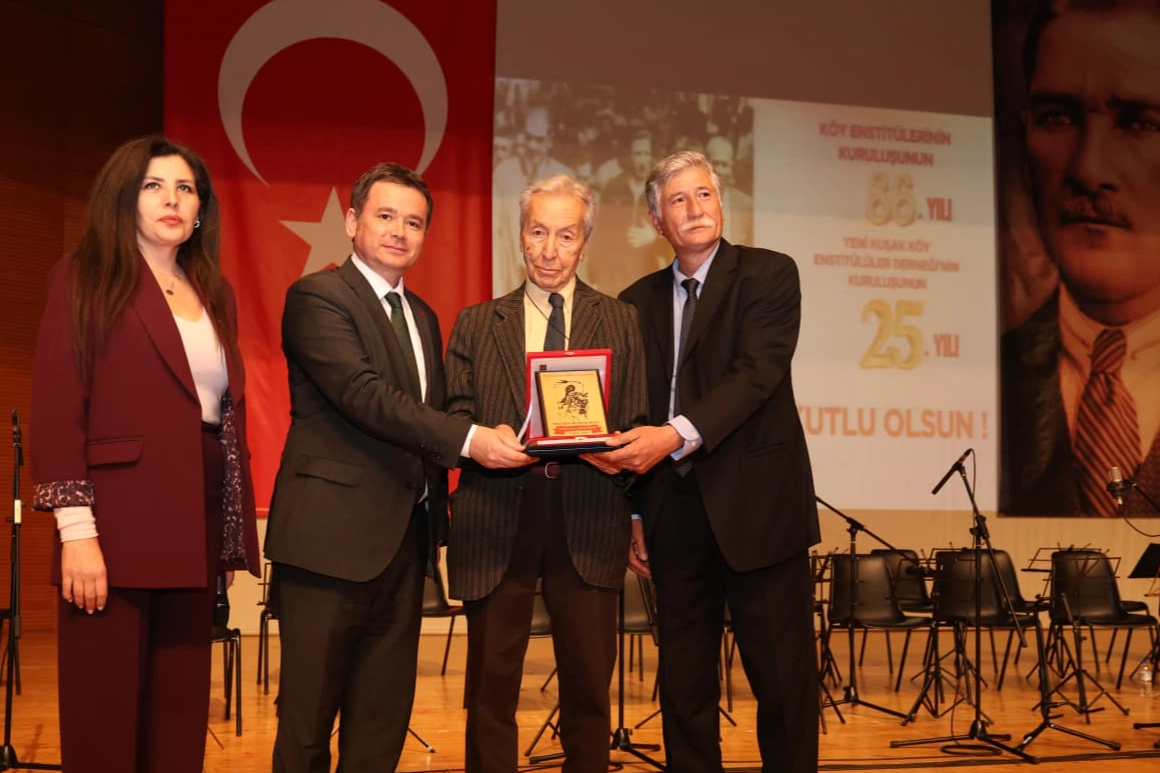 Köy Enstitüleri’nin 86. Yılında Aydınlanma Onur Ödülü Prof. Dr. Bilsay Kuruç’a Verildi