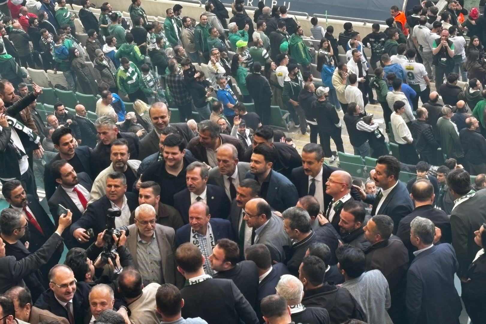 Bursaspor Şampiyonluğunu İlan Etti: Bursa Sokaklara Taştı, Coşku Zirve Yaptı