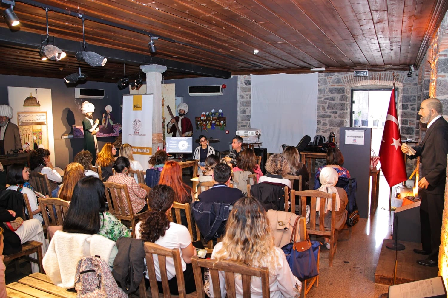 İzmir Öğretmen Akademileri’nde kültür, sanat ve felsefe dolu eğitim programı