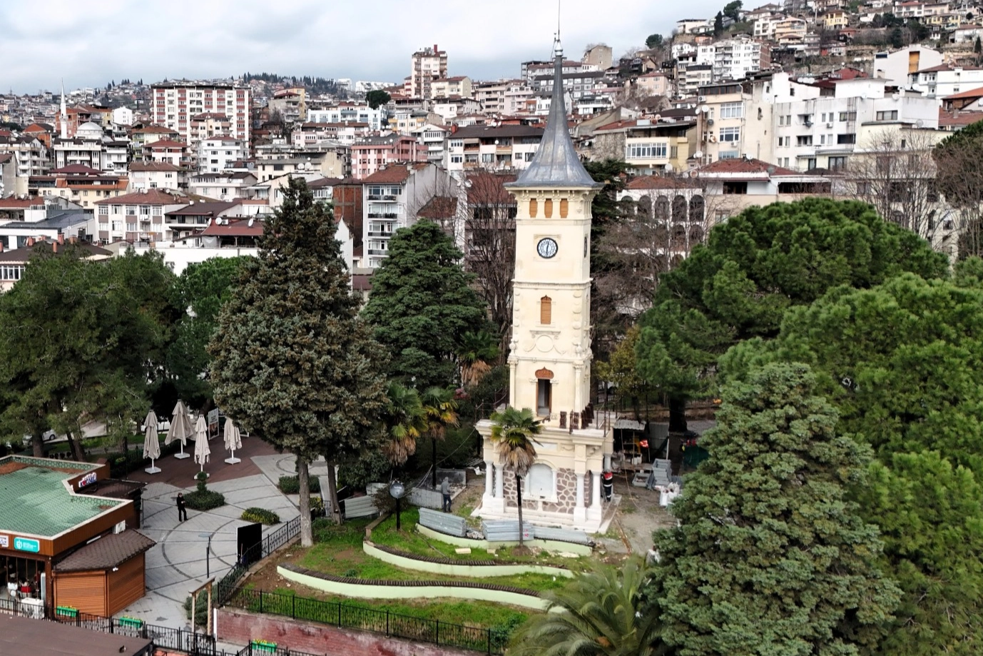 İzmit Saat Kulesi gece aydınlatmasıyla yeniden parladı
