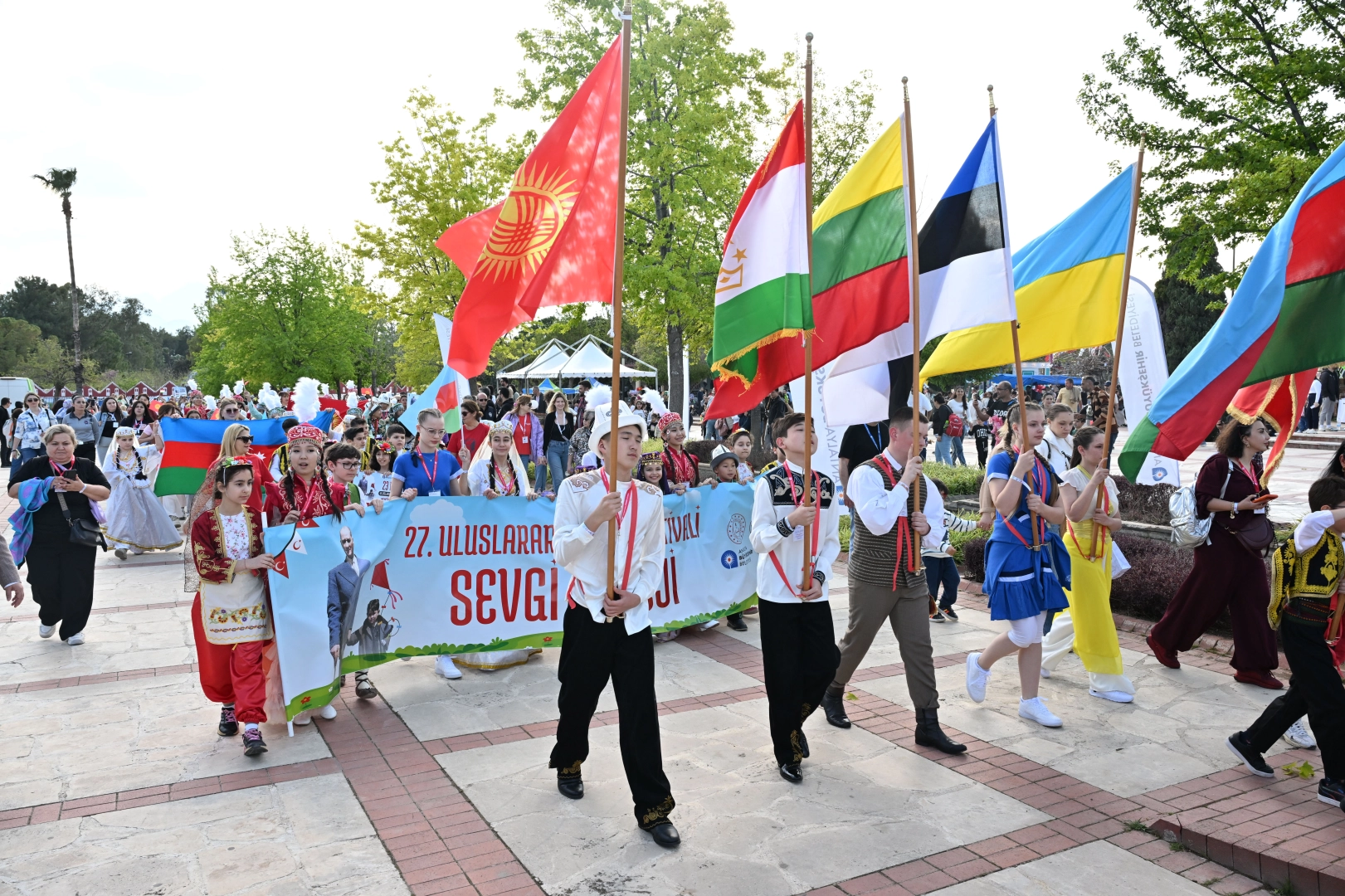 Antalya’da 23 Nisan Coşkusu: Uçurtmalar Gökyüzünü Renklendirdi