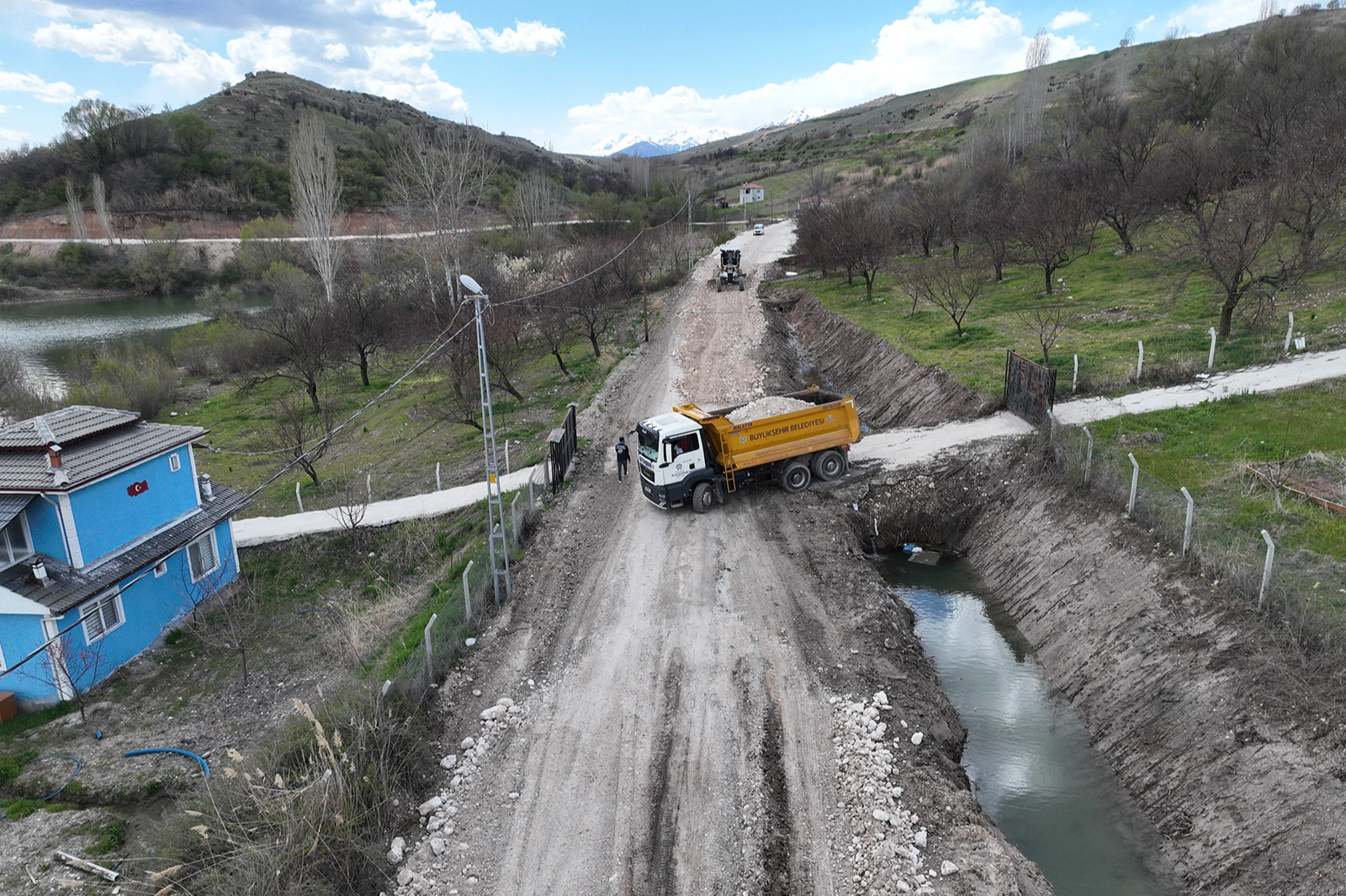 Malatya Büyükşehir Belediyesi Akçadağ’da 6 Kilometrelik Grup Yolunu Yeniliyor