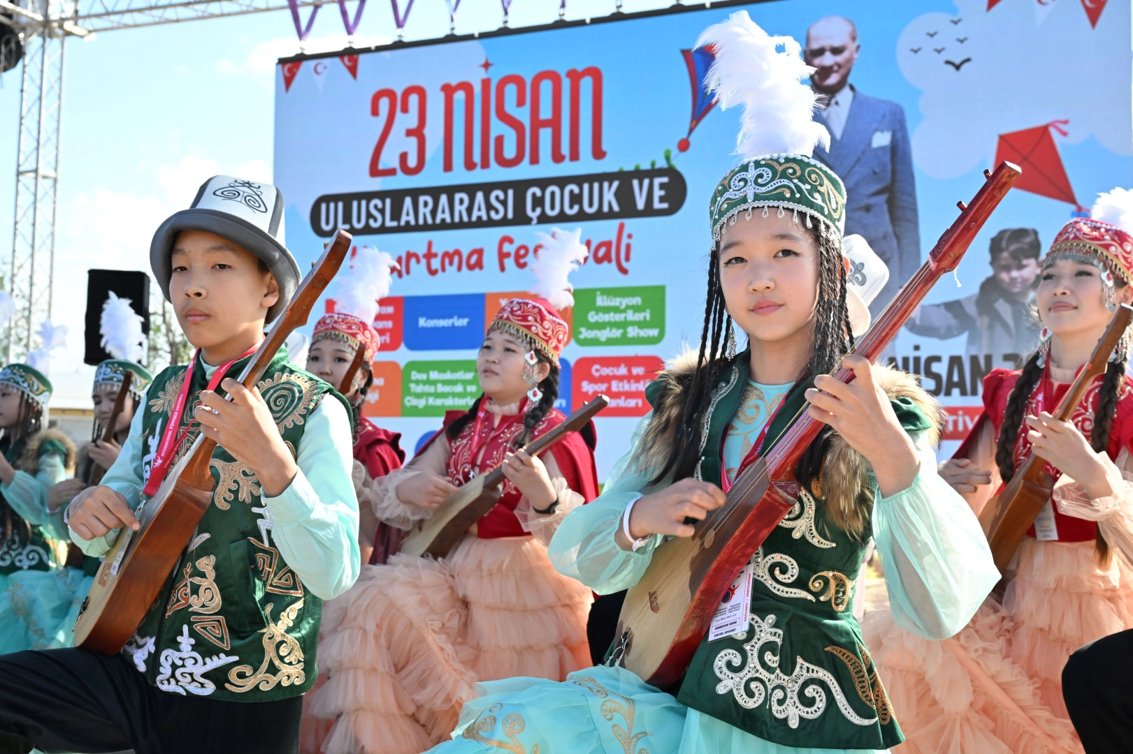 Antalya’da 23 Nisan Coşkusu: Dünya Çocukları ve SOLOTÜRK Aynı Sahada