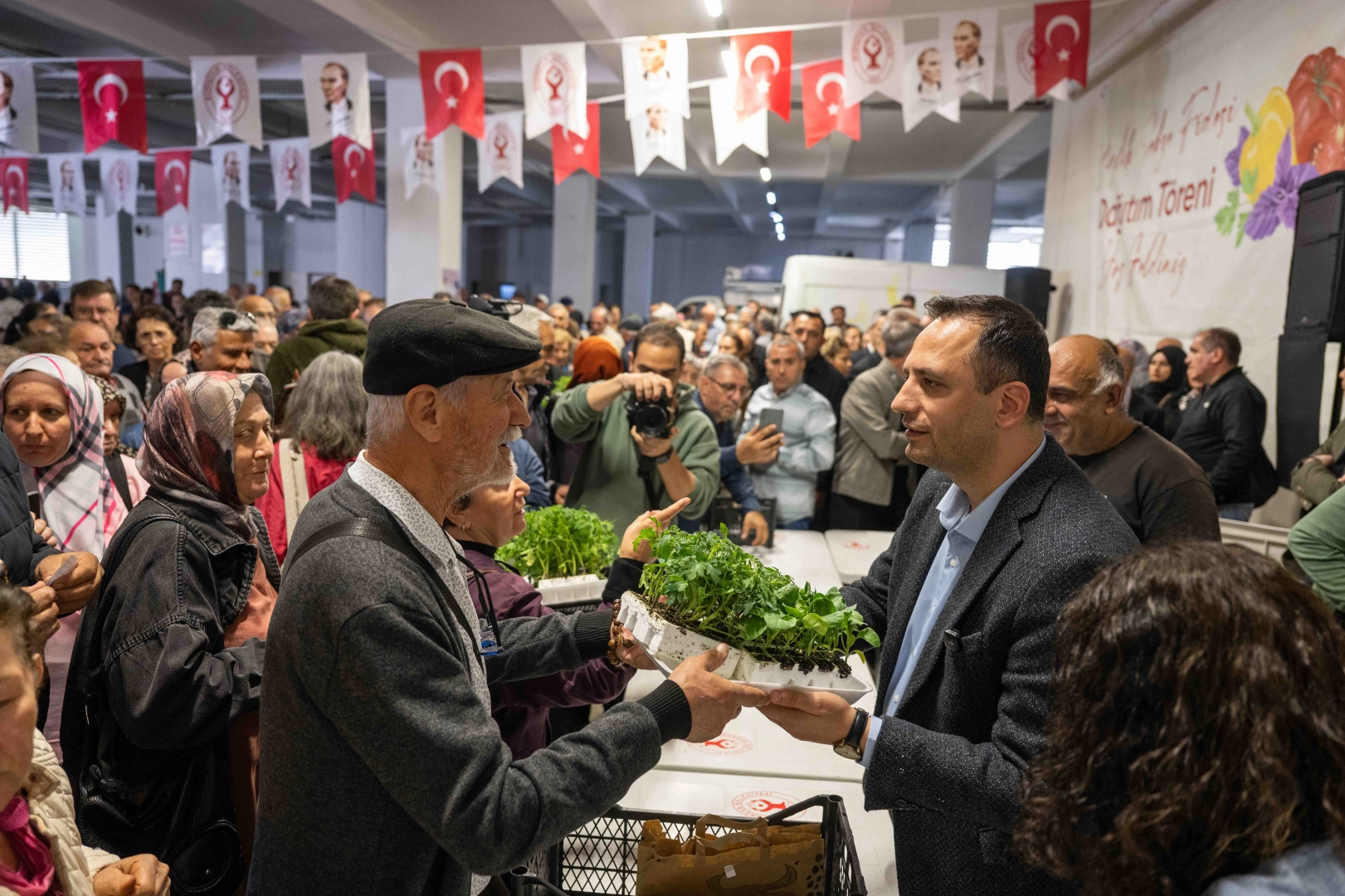 Bornova’da 220 Bin Fide Dağıtıldı: Üretim ve Dayanışma Büyüyor