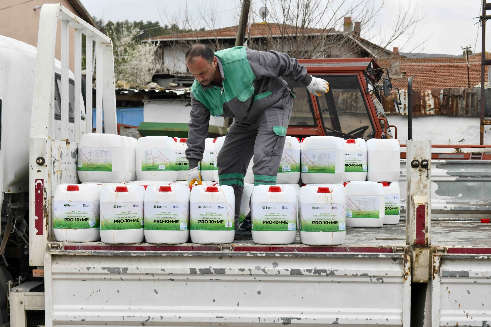 Ankara Büyükşehir’den Çiftçiye Dev Destek: 177 Bin Litre Sıvı Gübre Toprakla Buluştu!