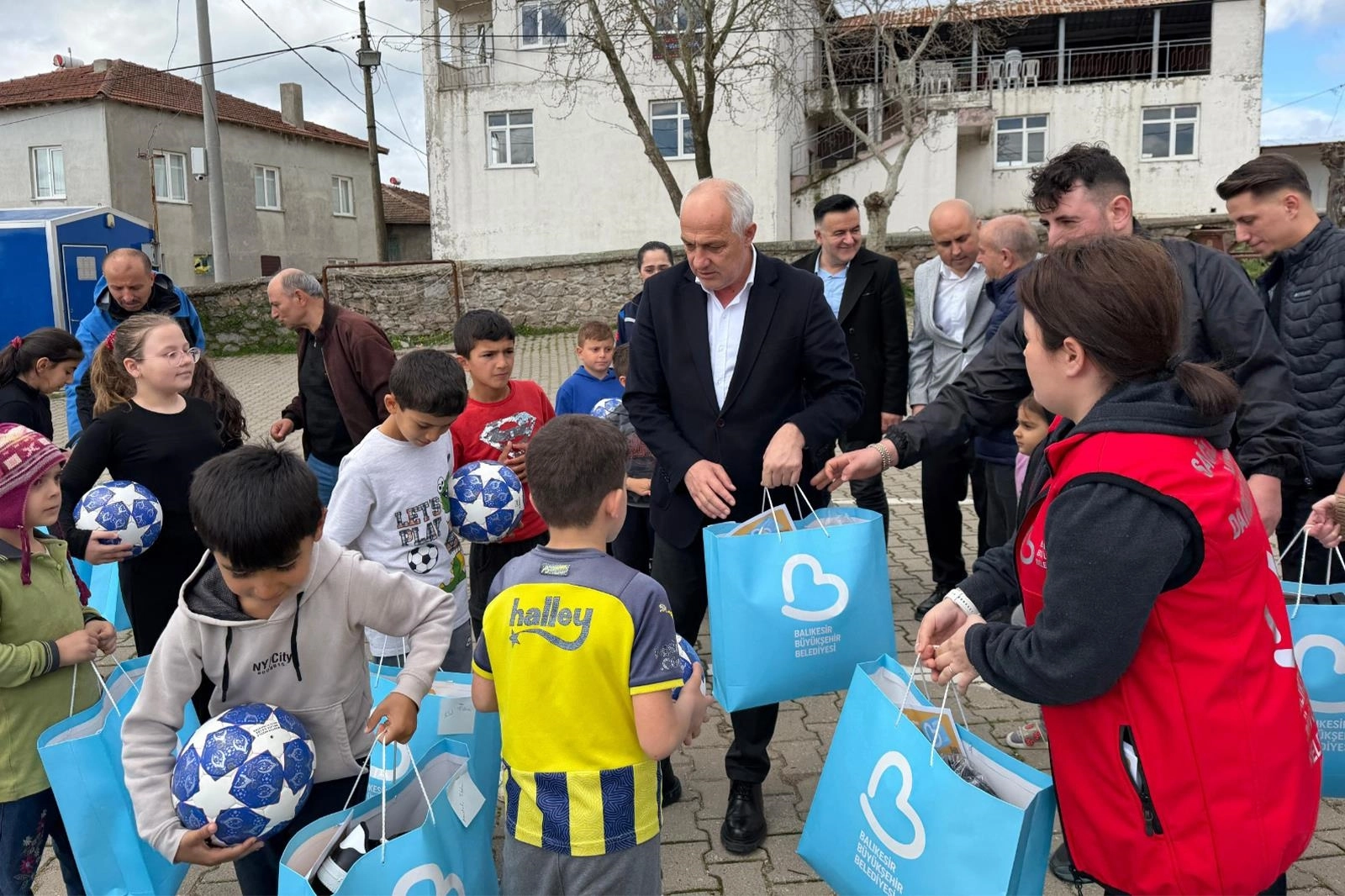 Balıkesir’de 23 Nisan Öncesi Anlamlı Destek: Kırsaldaki Çocuklara Hediye
