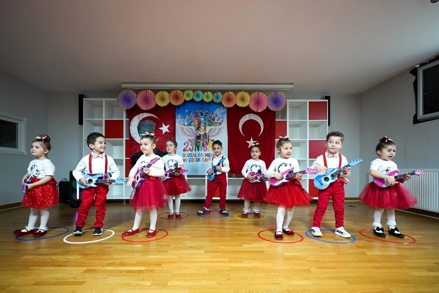 Maltepe’de 23 Nisan Coşkusu: Minikler Sahne Aldı