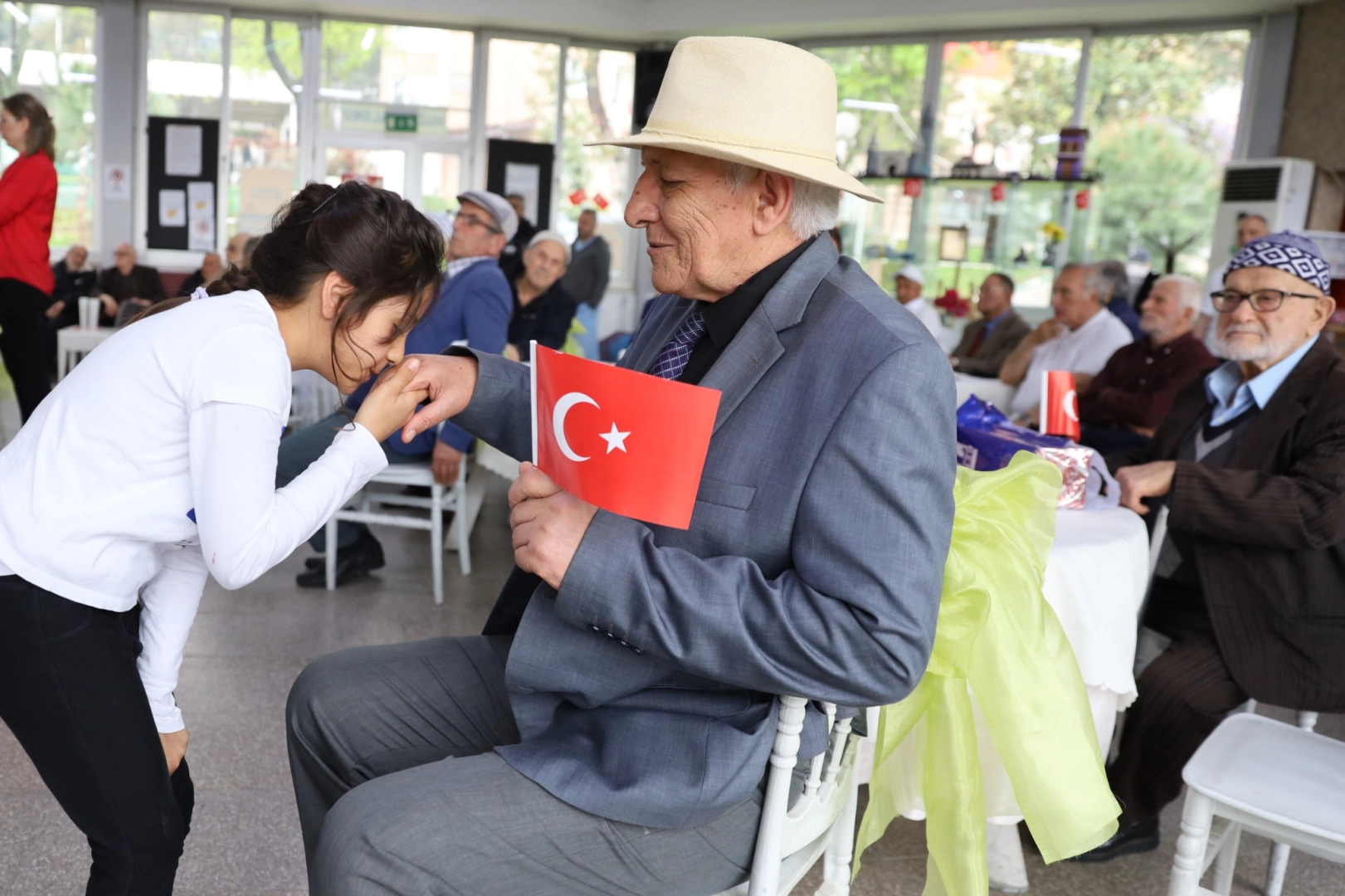 Bursa’da 23 Nisan’da Anlamlı Buluşma: Minikler Huzurevini Ziyaret Etti