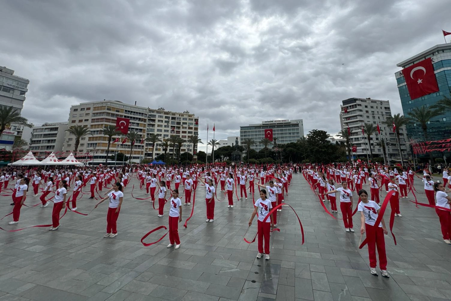 İzmir’de 23 Nisan Coşkusu: Cumhuriyet Meydanı’nda Anlamlı Tören
