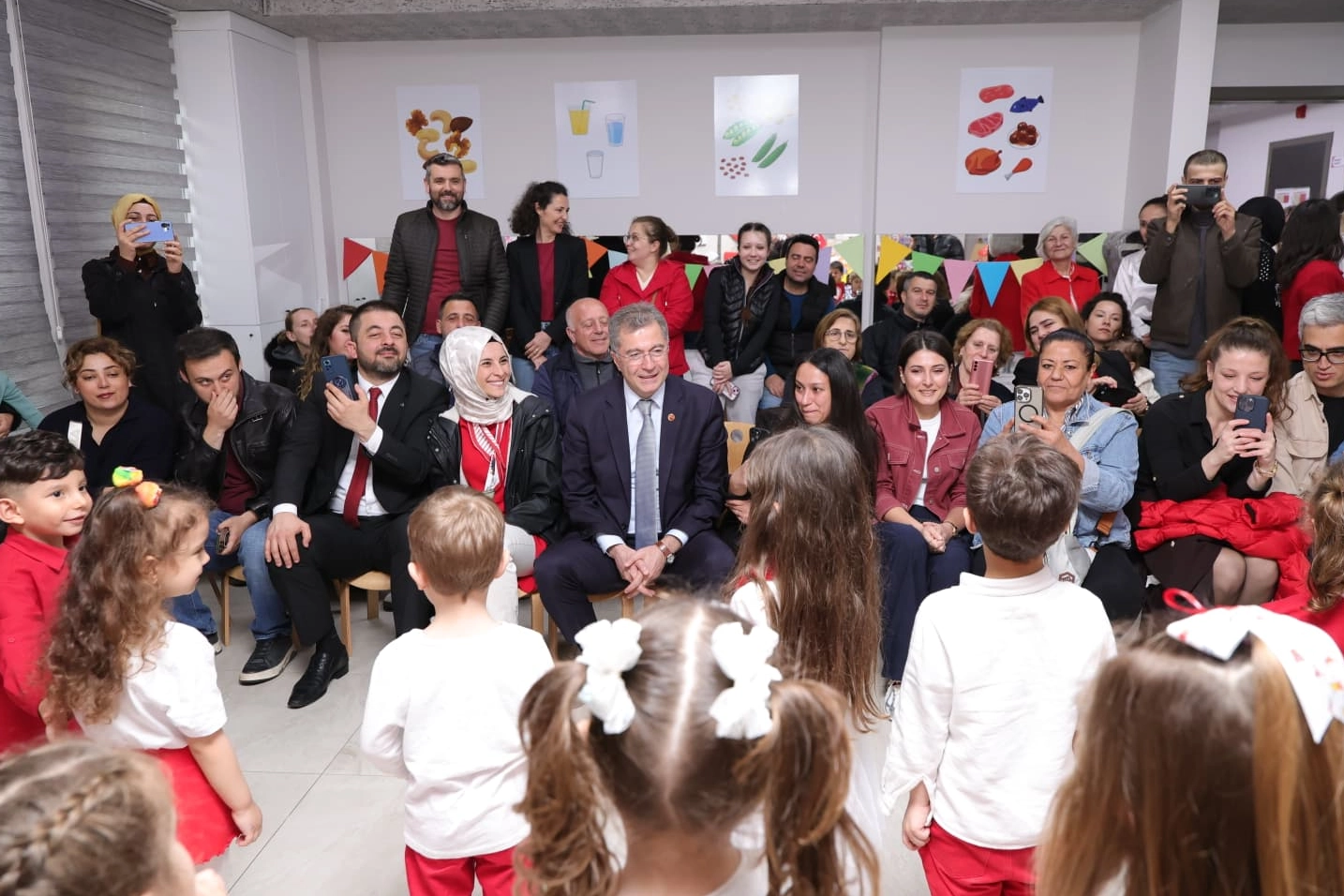 Osmangazi’de 23 Nisan Coşkusu: Minikler Sahne Performanslarıyla Büyüledi