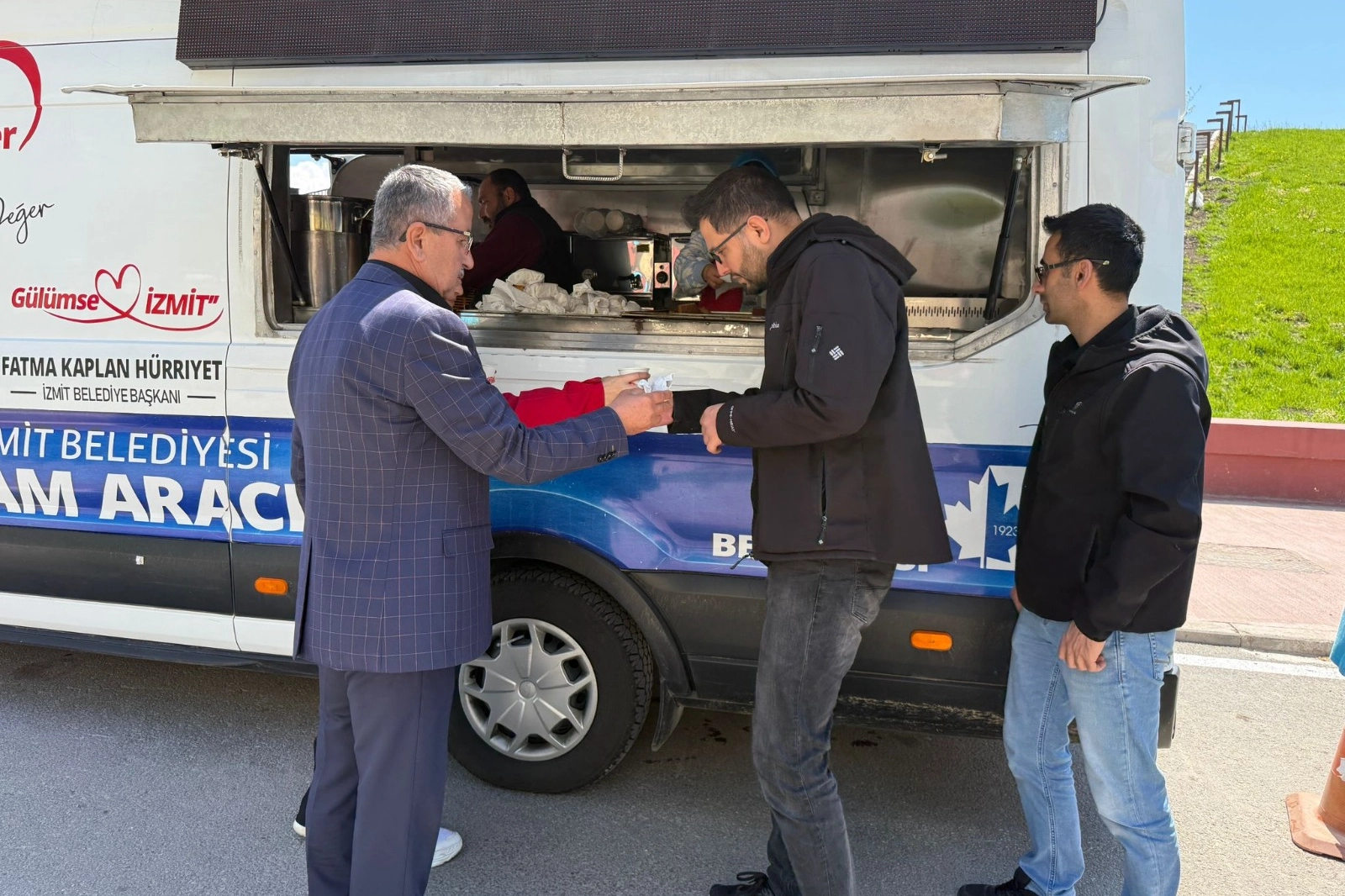 İzmit’te Cuma Sonrası İkram Geleneği Sürüyor: Vatandaşlara Çorba ve Kek Dağıtıldı