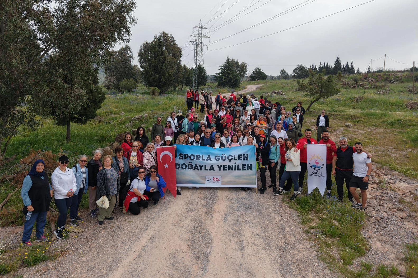 Çiğli’de Doğa Yürüyüşü Yoğun İlgi Gördü: Vatandaşlar Sağlıklı Yaşam İçin Bir Araya Geldi