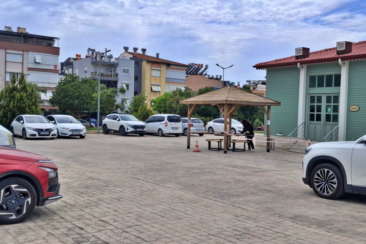Kepez’de Kütüphane Otoparkı Alarm Veriyor: Öğrenci ve Veliler Tedirgin