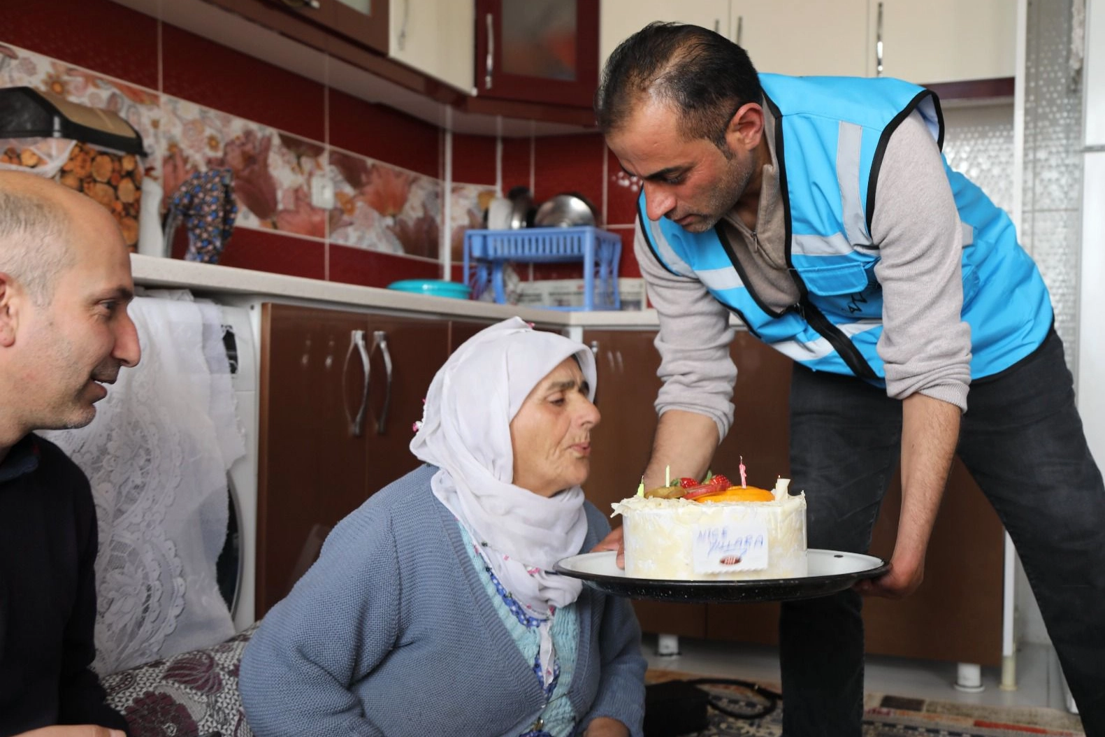 Van’da Anlamlı Ziyaret: 75 Yaşındaki Besra Artin’e Doğum Günü Sürprizi