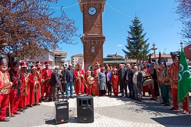 Bilecik Pazaryeri’nde Mehterli Yanıt: Milli Değerlere Sahip Çıkma Vurgusu