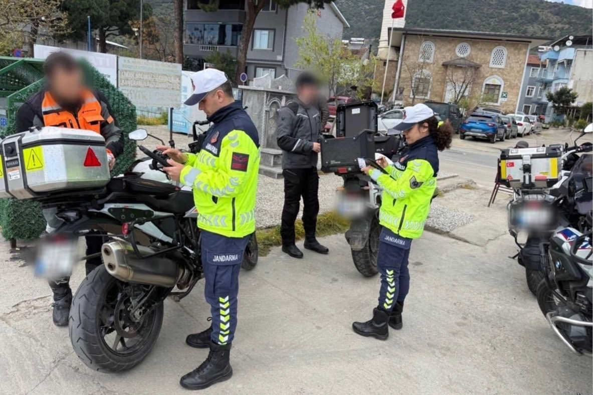 Bursa’da Motosiklet Sürücülerine Sıkı Takip: "Hedef Ceza Değil, Can Güvenliği"