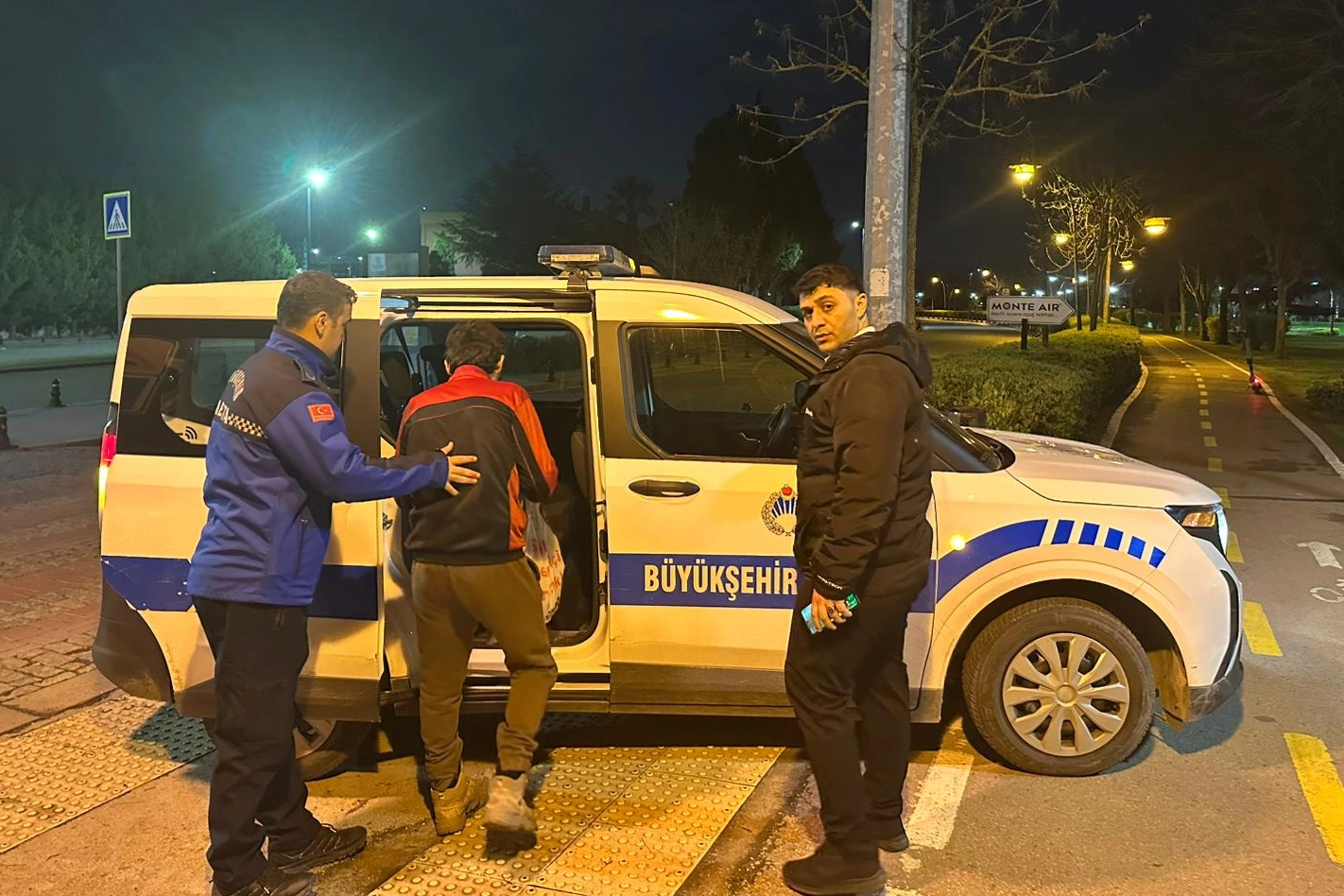 Kocaeli Zabıtası Sadece Denetlemiyor, Vatandaşın Zor Anında İmdadına Yetişiyor