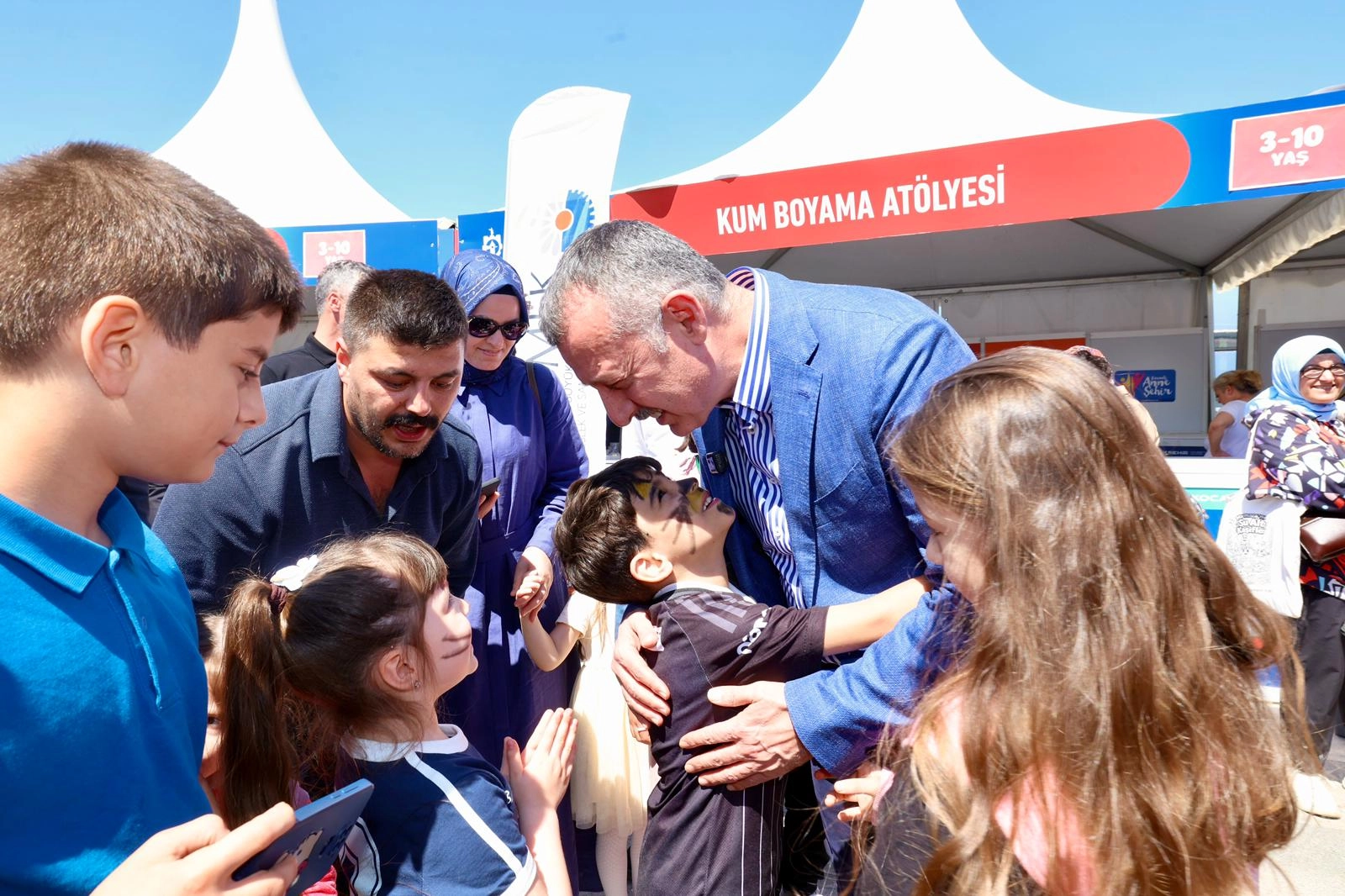 Kocaeli’de "Bi Dünya Eğlence": Başkan Büyükakın Çocukların Bayram Coşkusuna Ortak Oldu